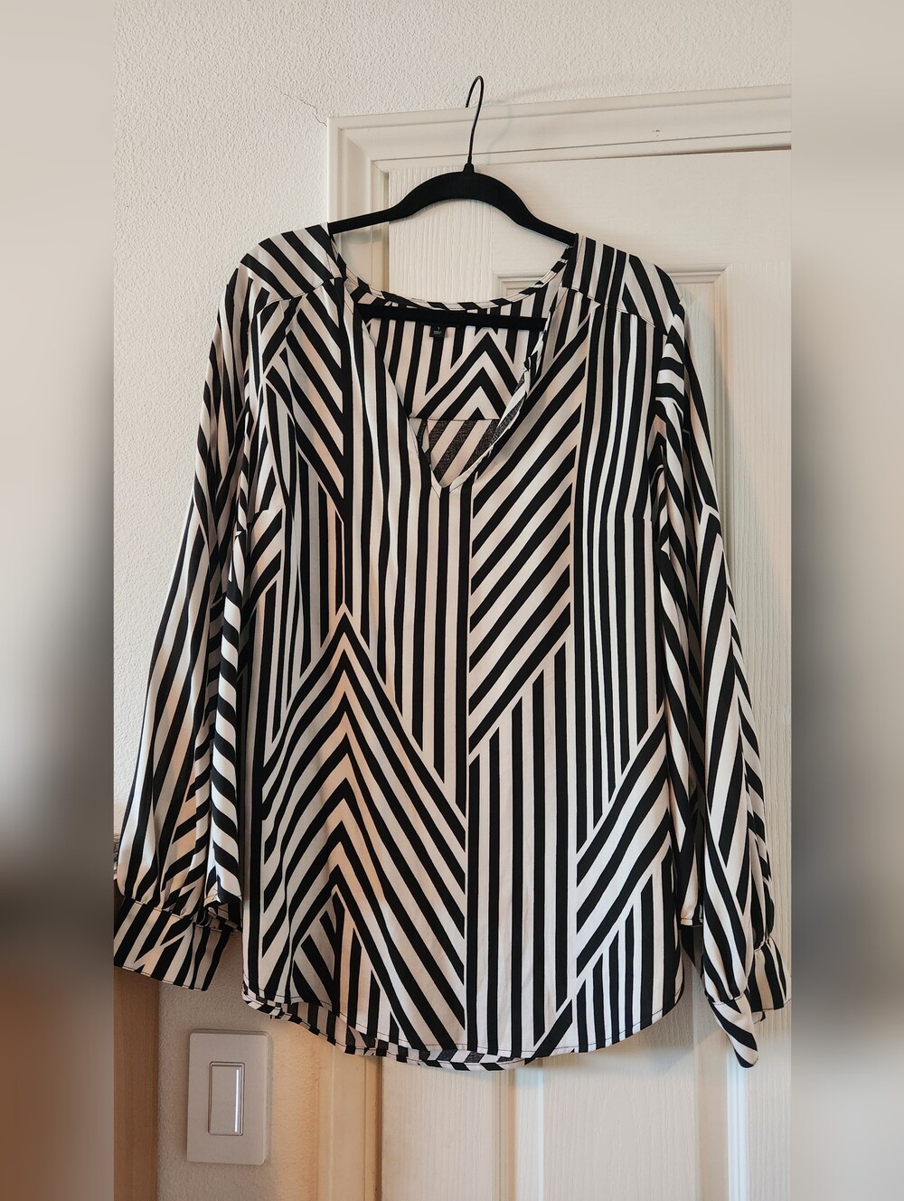 Torrid NWOT Black & White Harper Geometric Striped V-Neck Women's Blouse Size 1